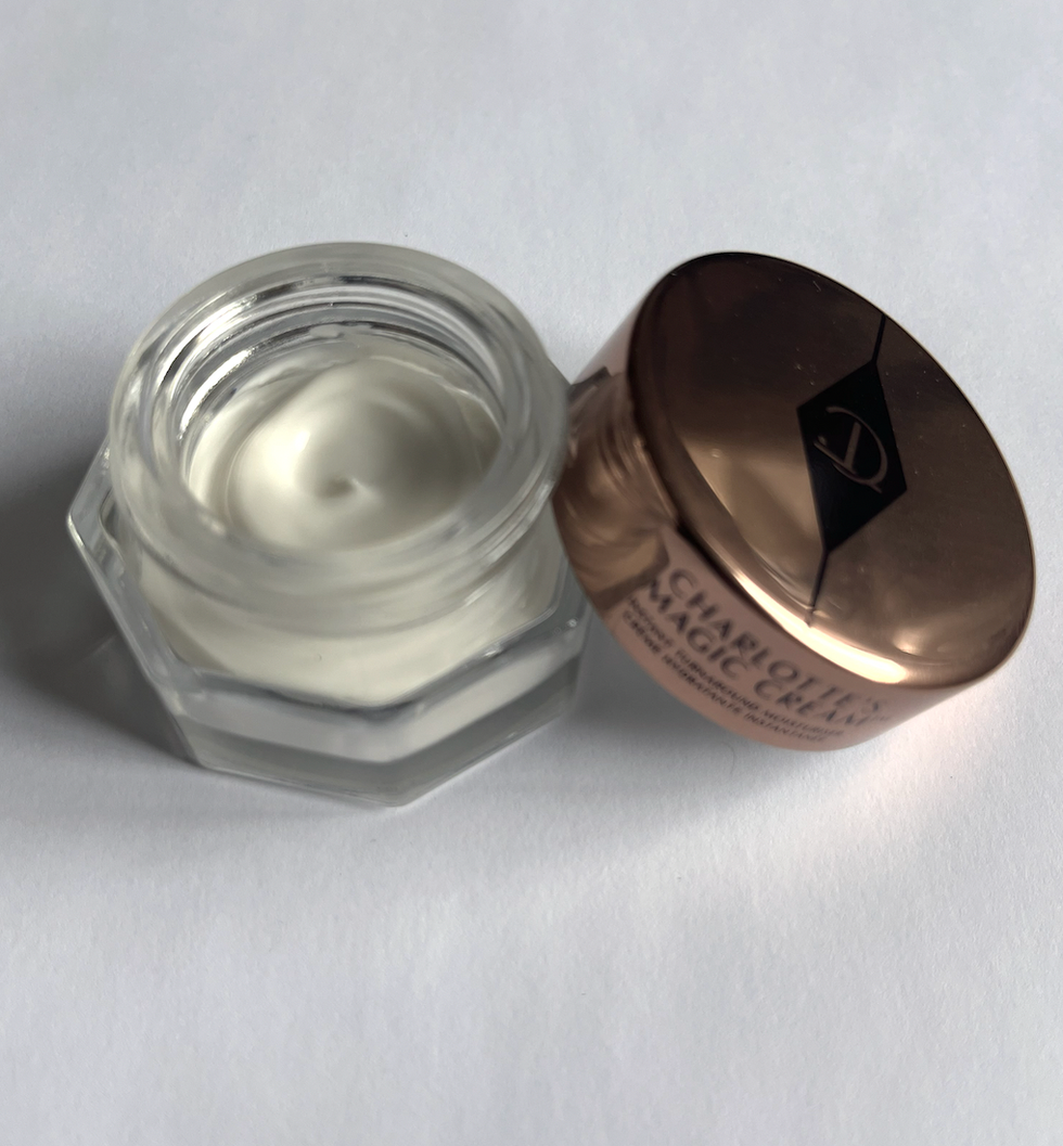 Petit pot de cr\u00e8me en verre au couvercle dor\u00e9 de Charlotte Tilbury.