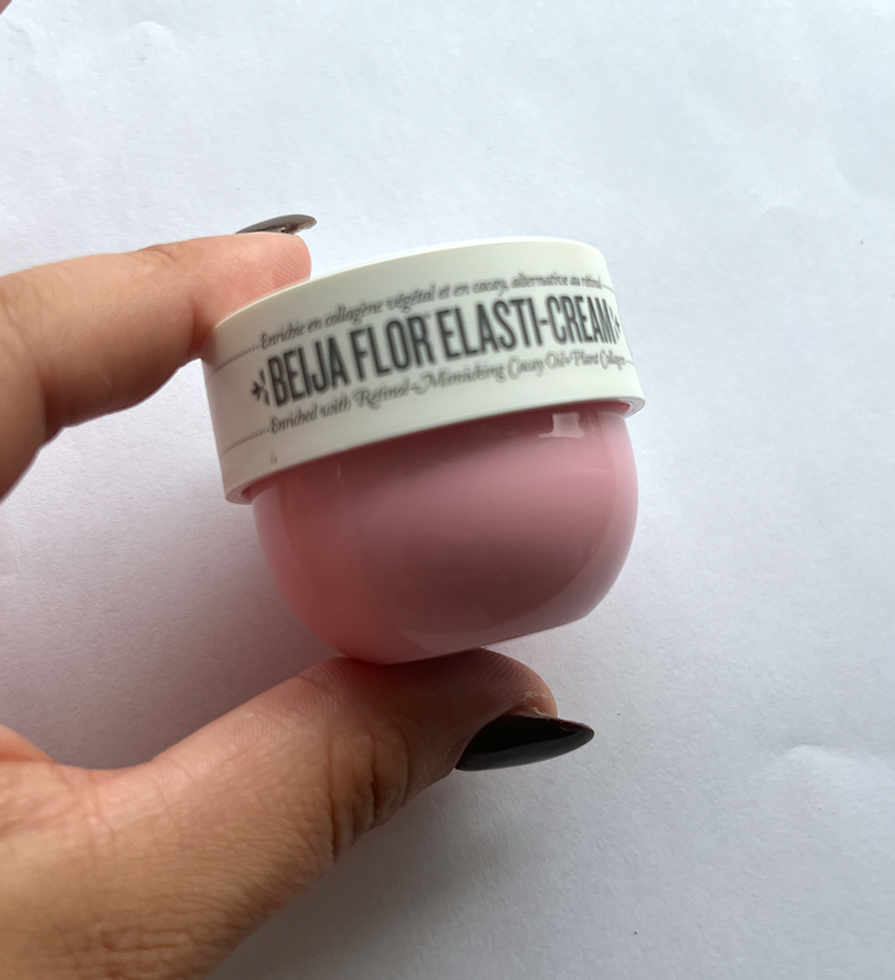 Petit pot de cr\u00e8me rose de la marque Sol De Janeiro.