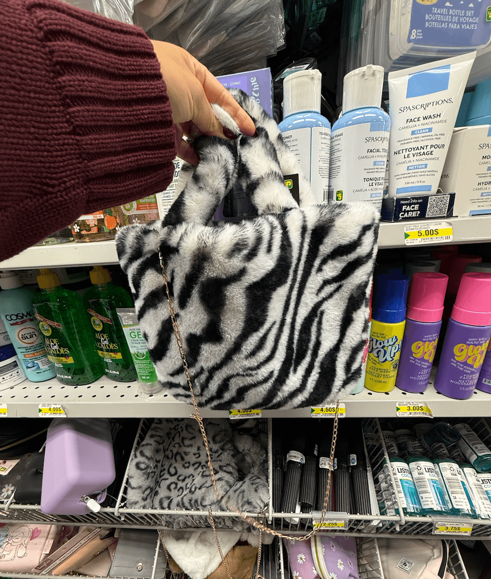 Petit sac \u00e0 main en fausse fourrure noire et blanche \u00e0 imprim\u00e9 z\u00e9br\u00e9, avec deux poign\u00e9es douces et une cha\u00eene dor\u00e9e, chez Dollarama.