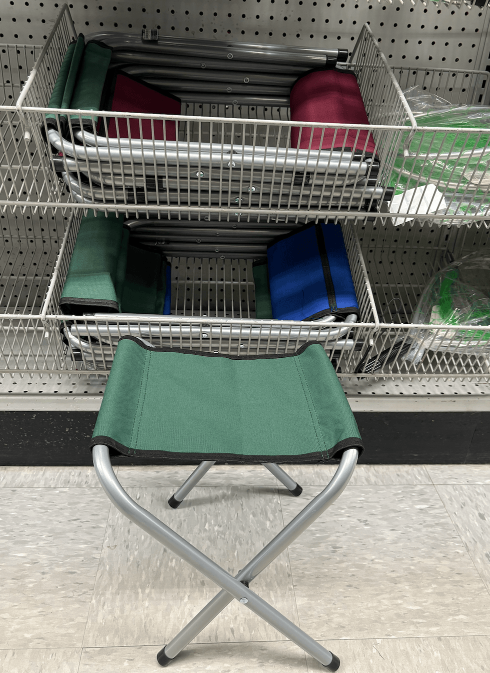 Petit si\u00e8ge pliable au Dollarama.