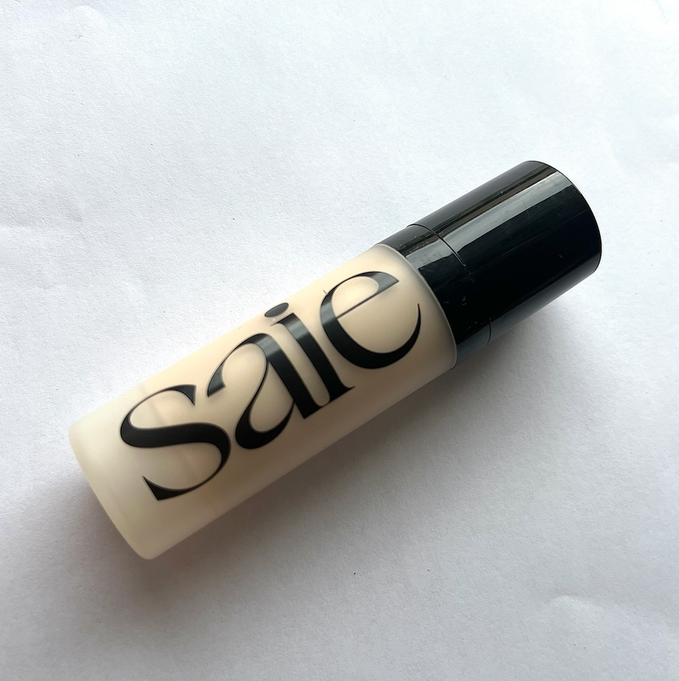 Petit tube beige d'illuminateur qui porte la mention Saie.