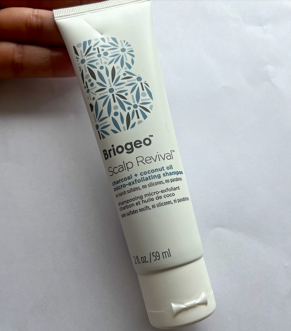 Petit tube de shampoing de la marque Briogeo.