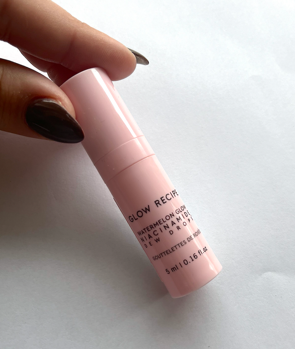 Petit tube rose du s\u00e9rum Glow Recipe.
