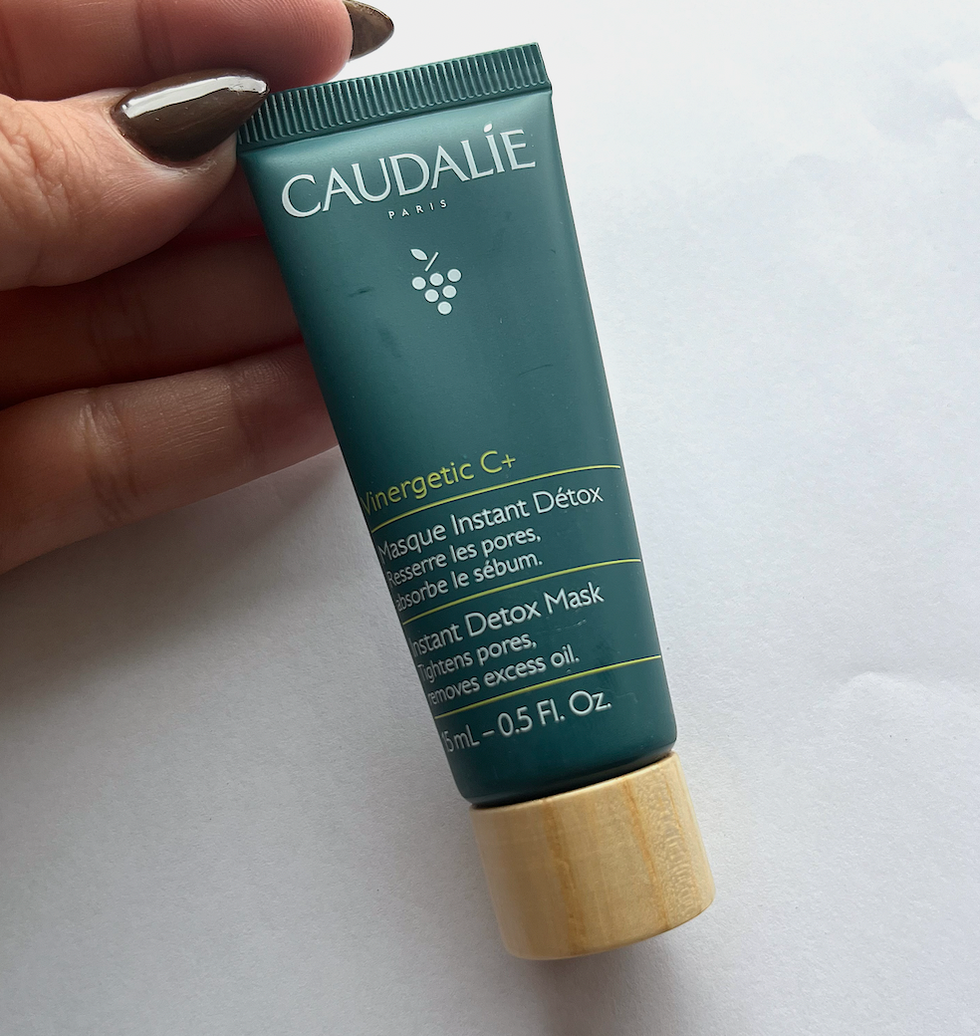 Petit tube vert qui contient un masque pour le visage Caudalie.