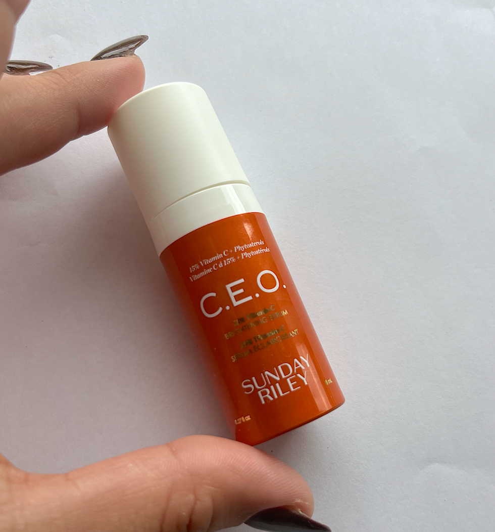 Petite bouteille orang\u00e9e du s\u00e9rum C.E.O. de Sunday Riley.