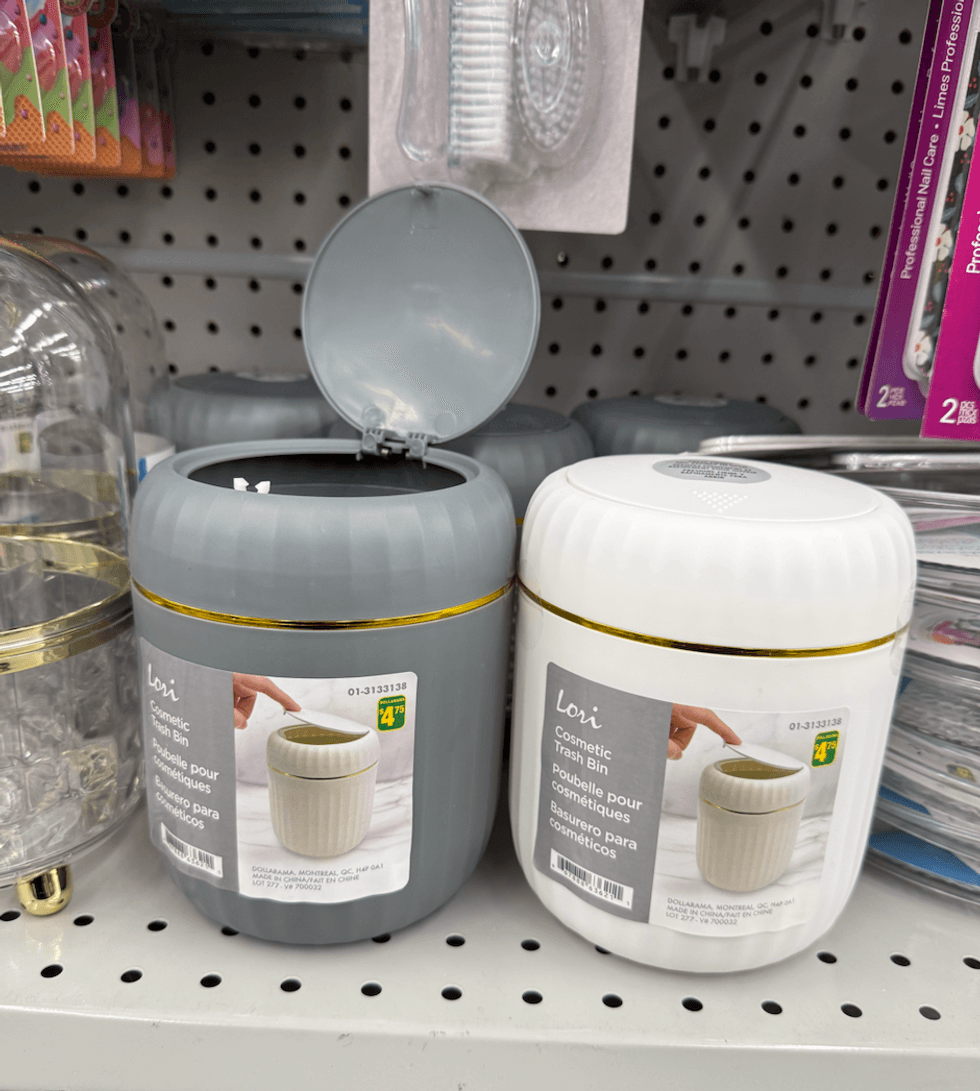 Petites poubelles pour cosm\u00e9tiques grise et blanche avec couvercle et d\u00e9tail dor\u00e9 au Dollarama.