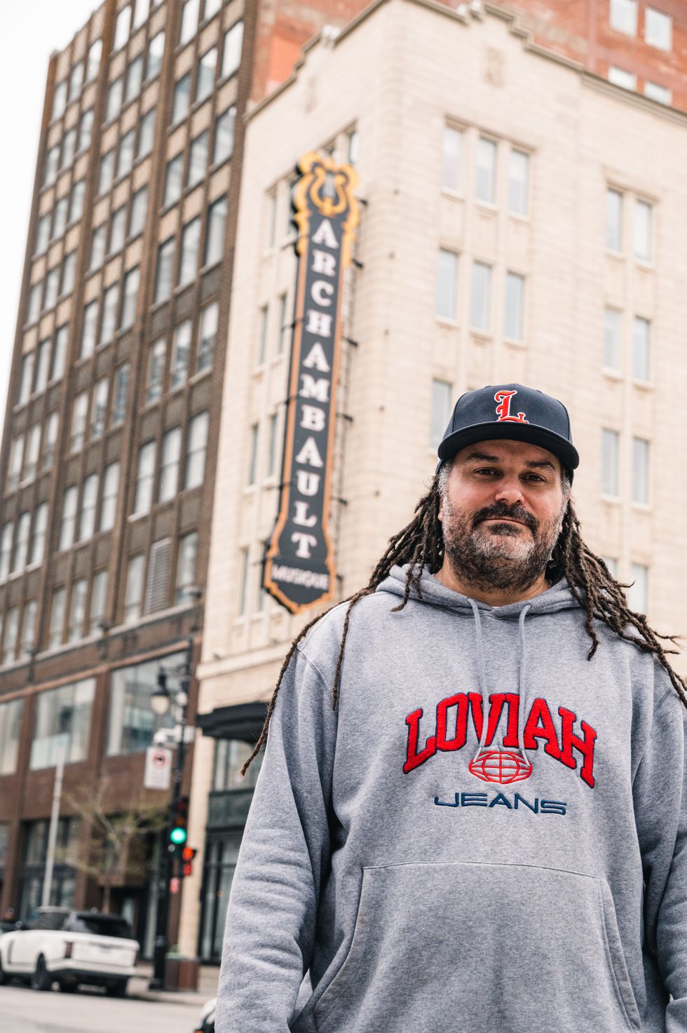 Phil Gris\u00e9, fondateur d'Empire, devant l'ancienne succursale d'Archambault, sur la rue Berri \u00e0 Montr\u00e9al.