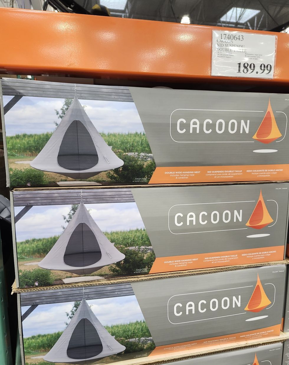 Photo d'un cocon taille double suspendu disponible au Costco.
