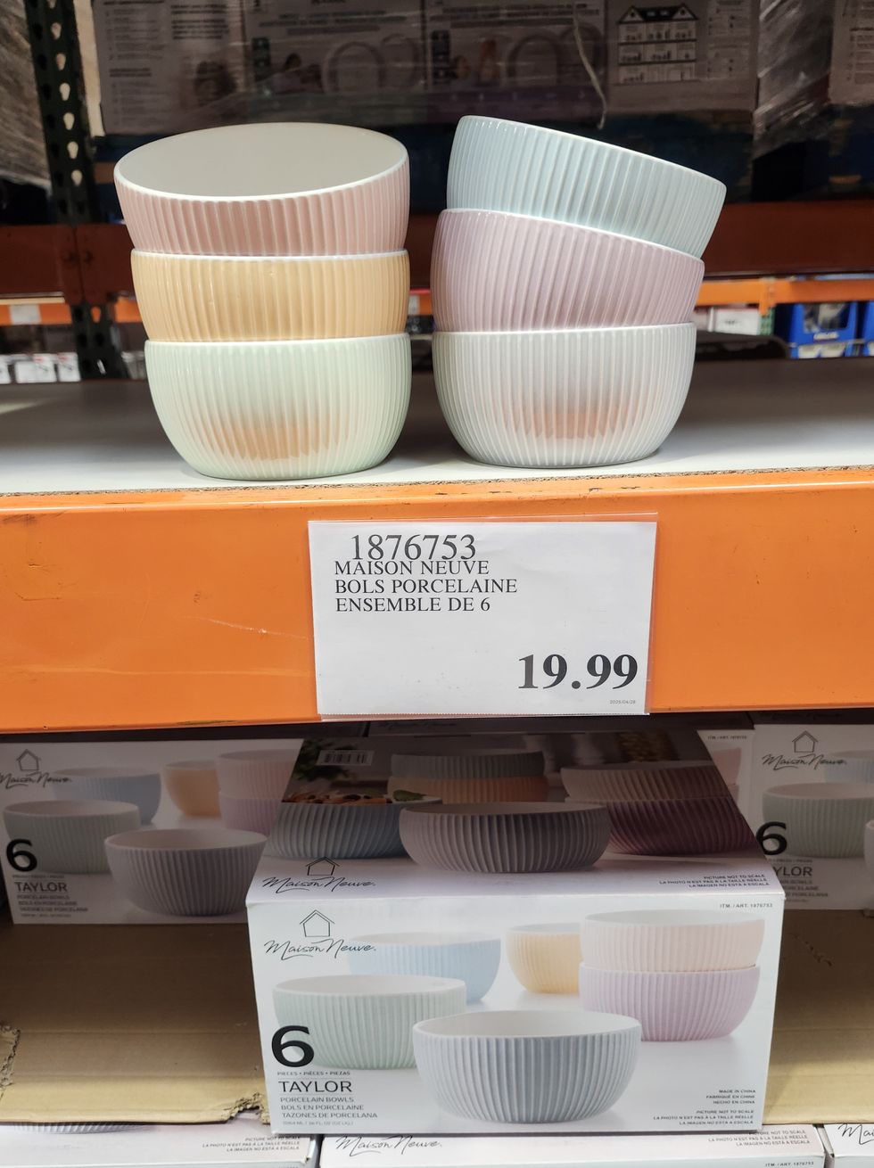 Photo d'un ensemble de six bols de porcelaine aux couleurs pastel.