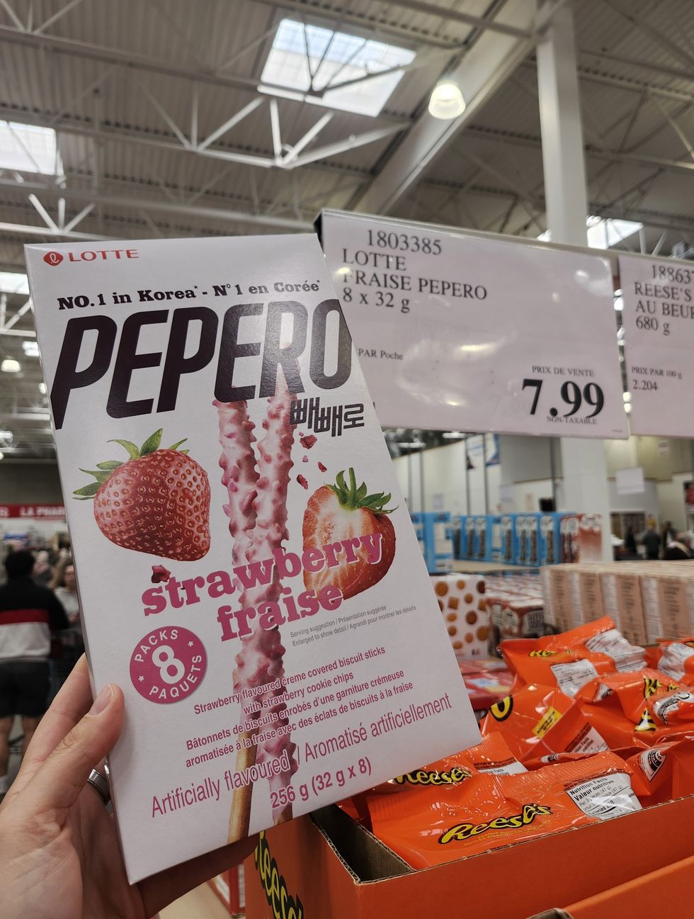 Photo d'une bo\u00eete de friandise Pepero \u00e0 la fraise disponible chez Costco.