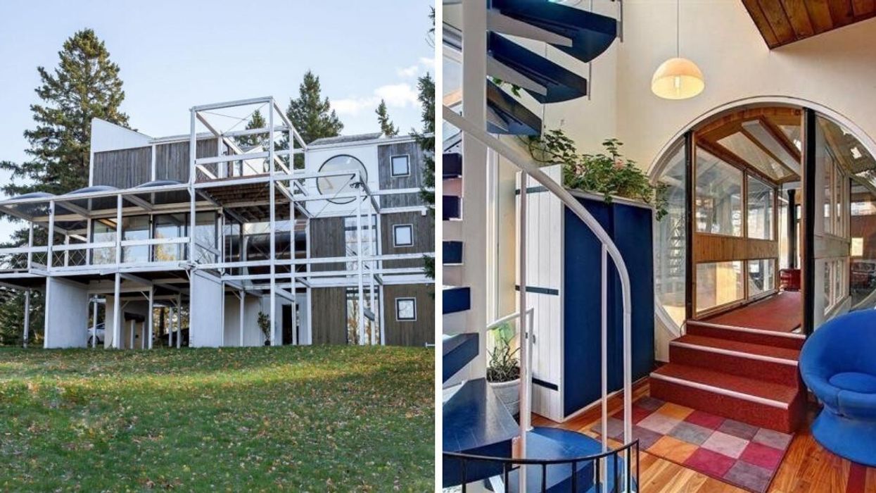 Photo de l'extérieur de la maison à vendre. Droite : Vue sur un escalier bleu en colimaçon et un tunnel vitré en bois.