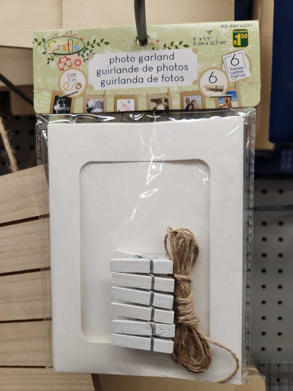 Photo Garland, $1.25 from Dollarama.a