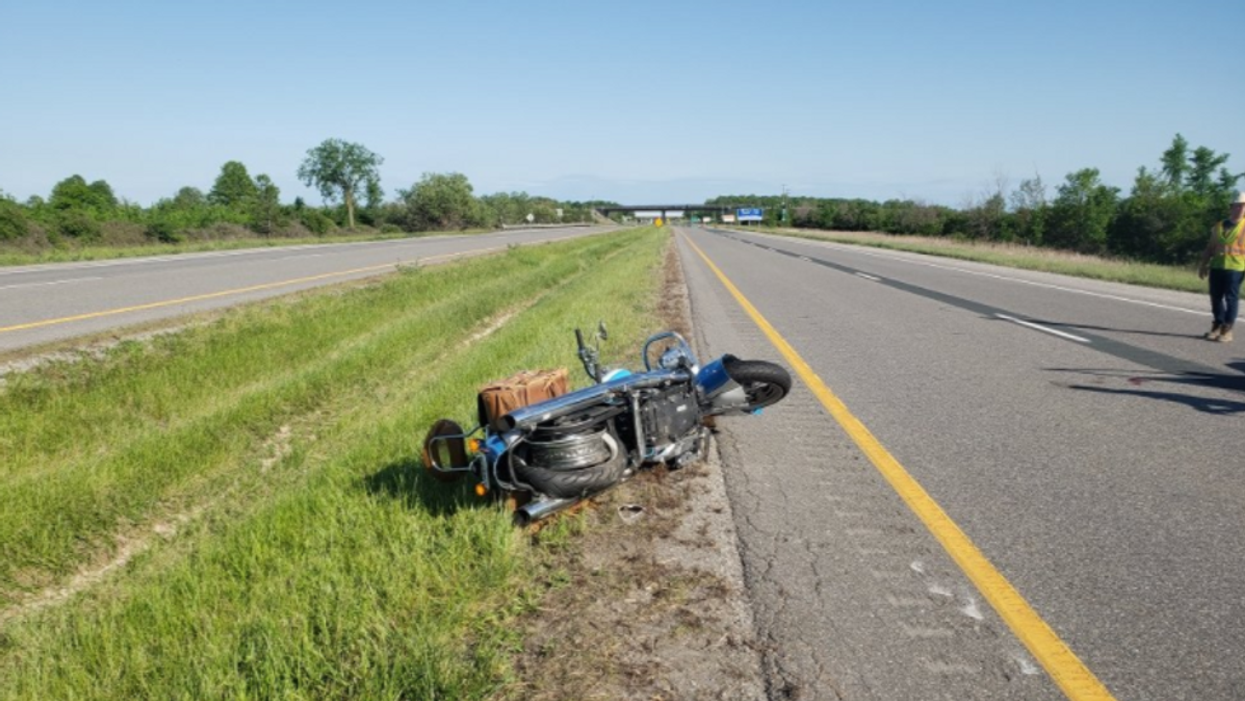 Photo of the motorcycle with the disintegrating wheel
