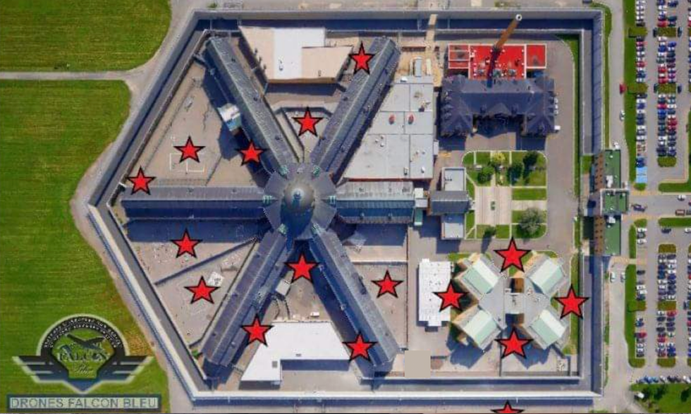 Photo prise des airs du terrain d'une prison avec des \u00e9toiles rouges ajout\u00e9es au montage.