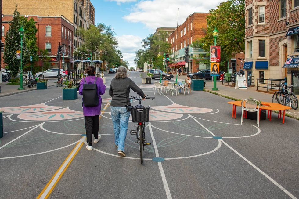 Pi\u00e9ton et cycliste dans une rue am\u00e9nag\u00e9e \u00e0 Montr\u00e9al.