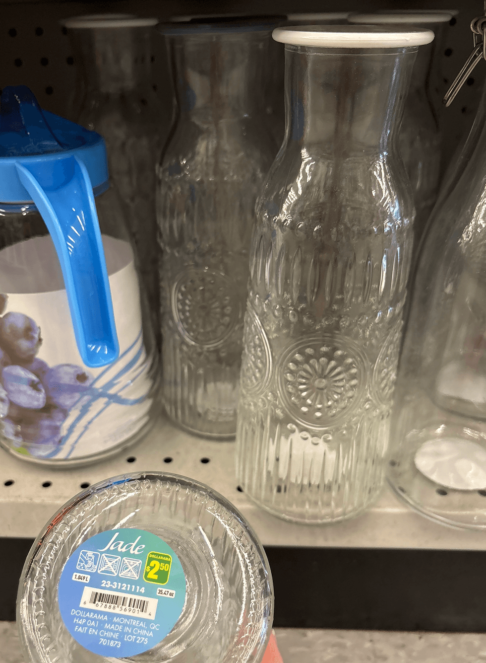 Pichet d'eau en verre avec couvercle sur les tablettes du Dollarama.