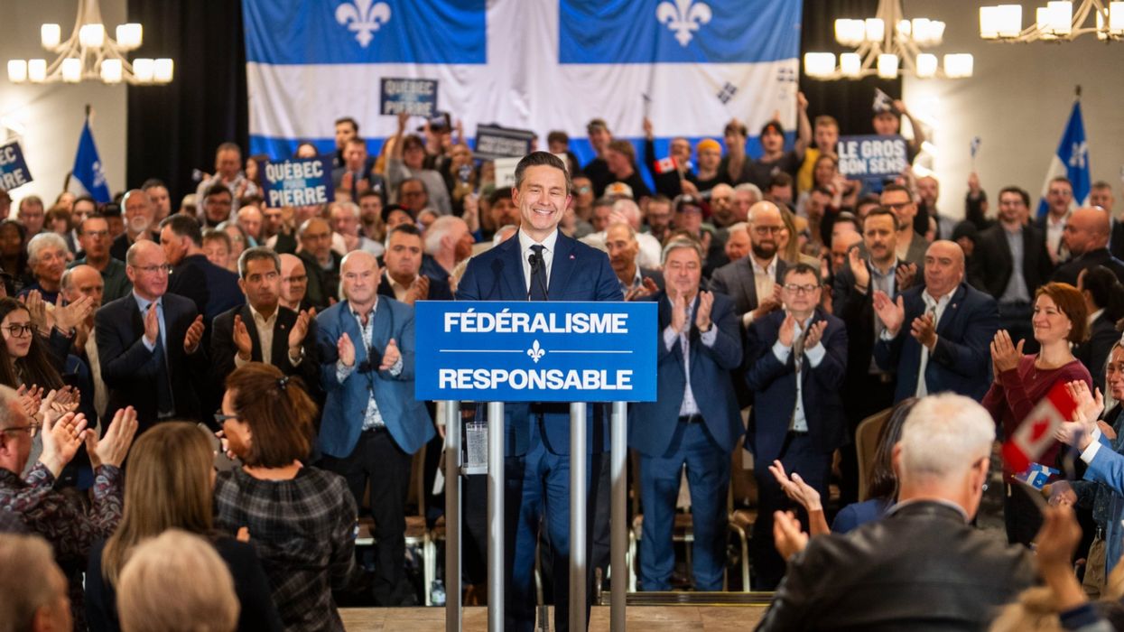Pierre Poilievre devant une foule.