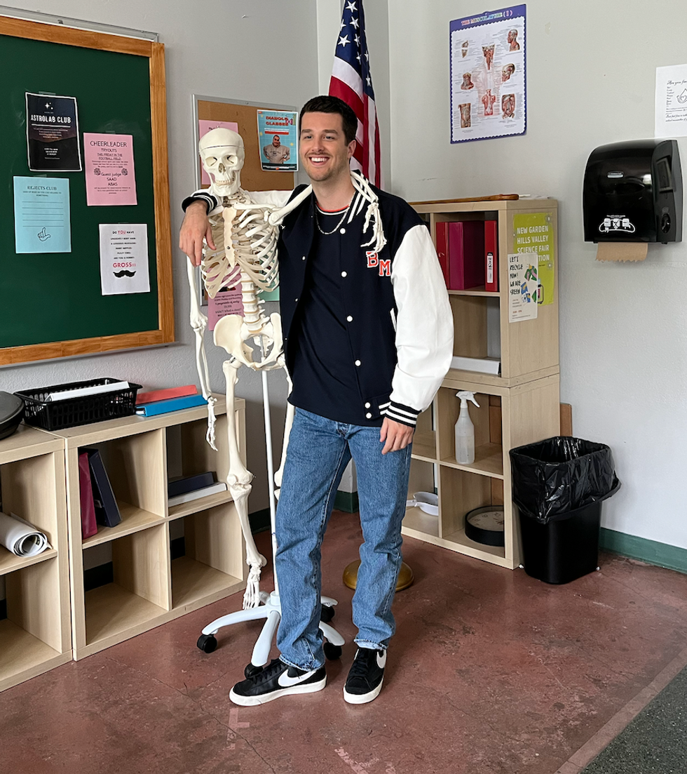 Pierre-Yves Roy-Desmarais sur le plateau de Compl\u00e8tement Lyc\u00e9e.