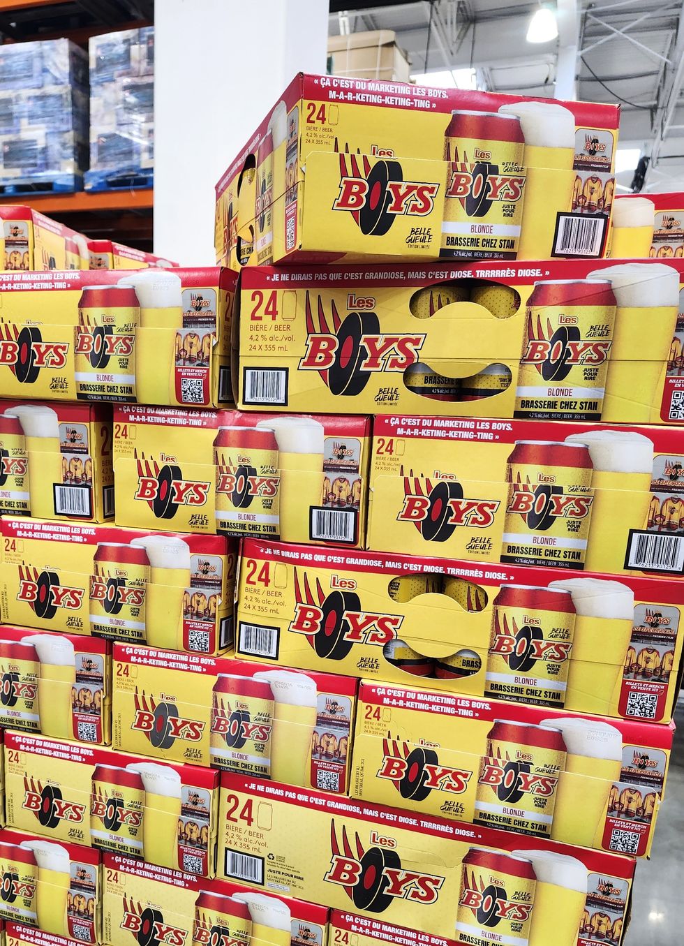 Pile de boite de 24 canettes de bi\u00e8res Les Boys.