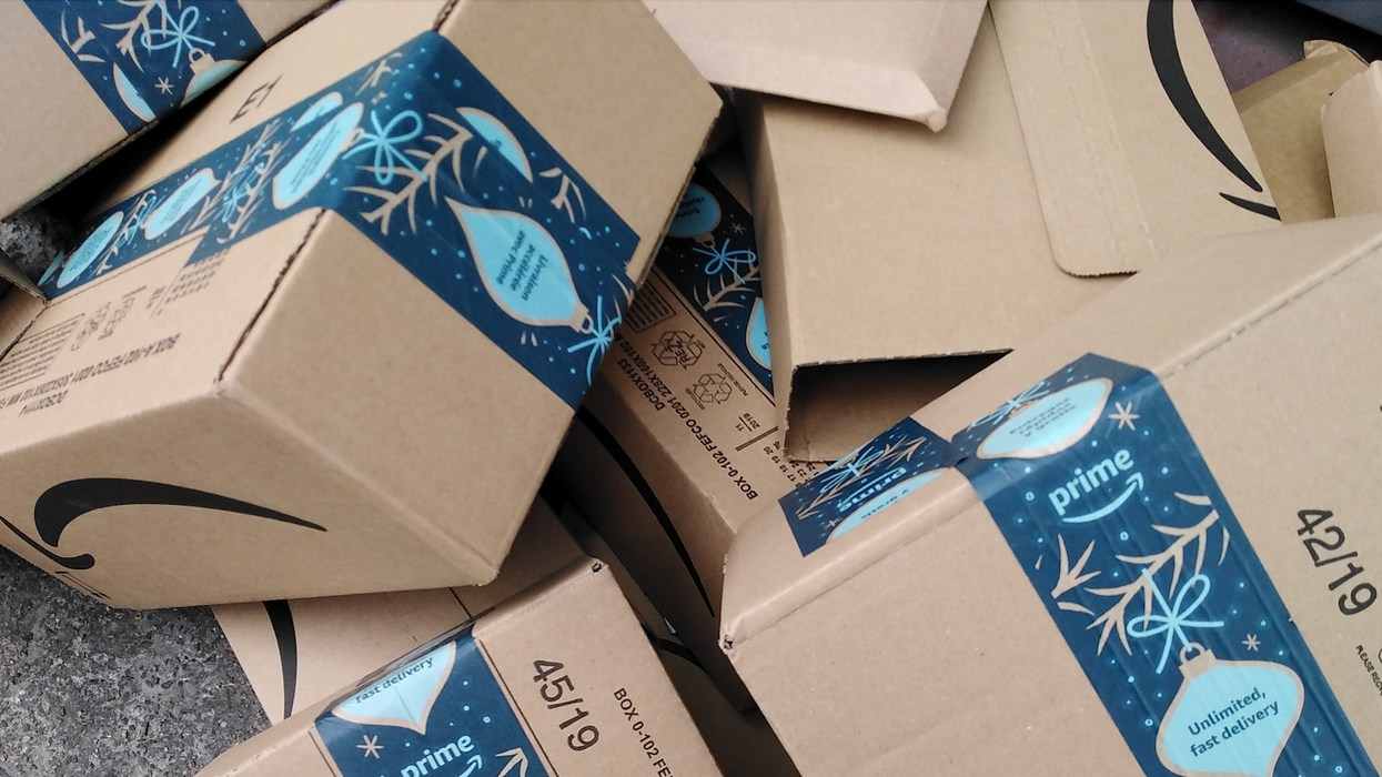 Pile de colis Amazon.