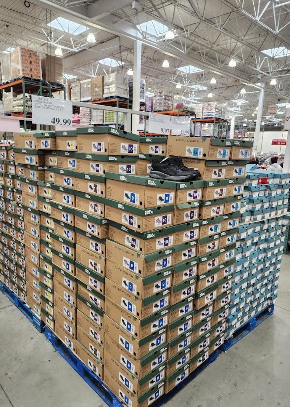 Piles de boites de chaussures de la marque Eddie Bauer.