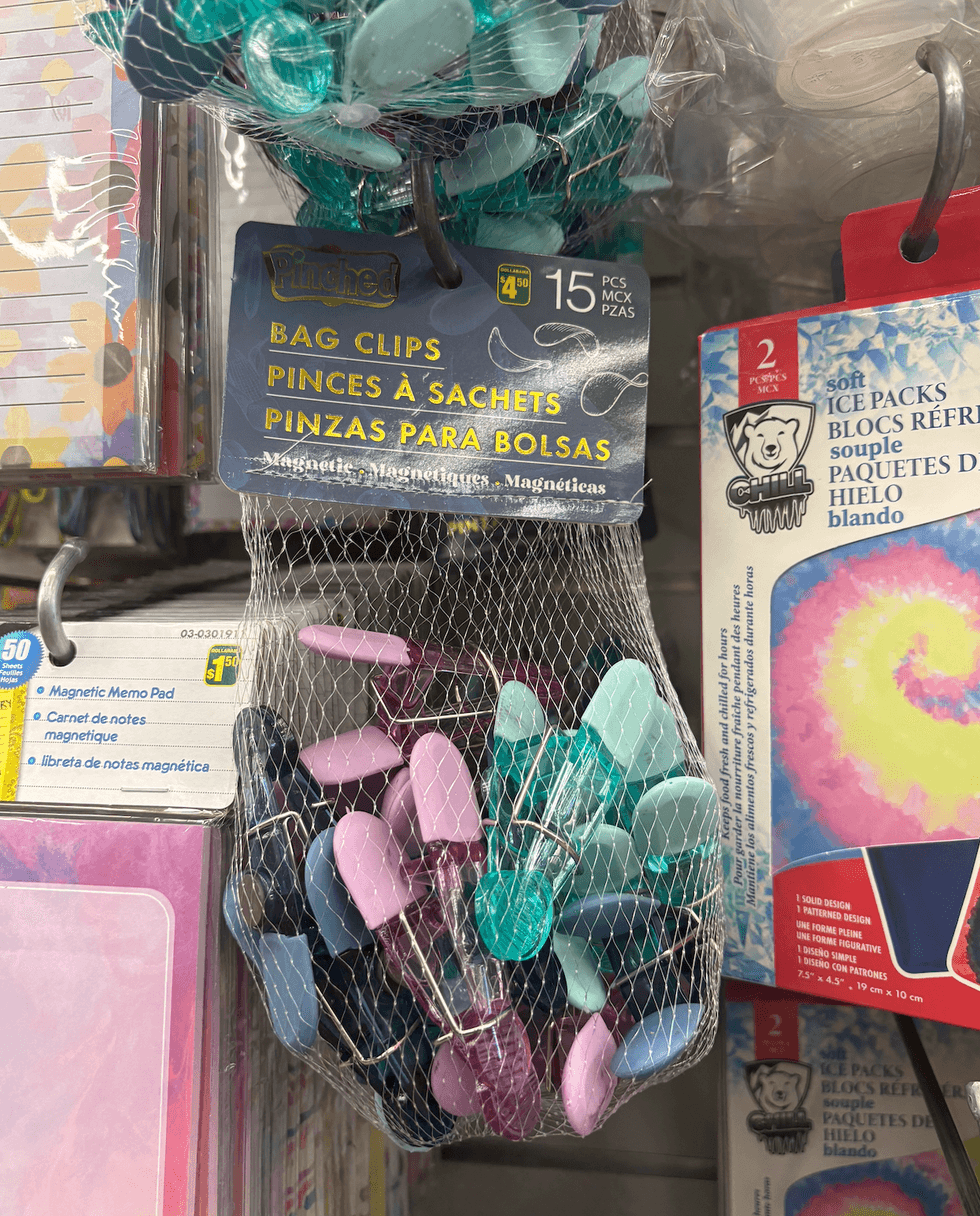 Pinces \u00e0 sachets sur les \u00e9tag\u00e8res du Dollarama.