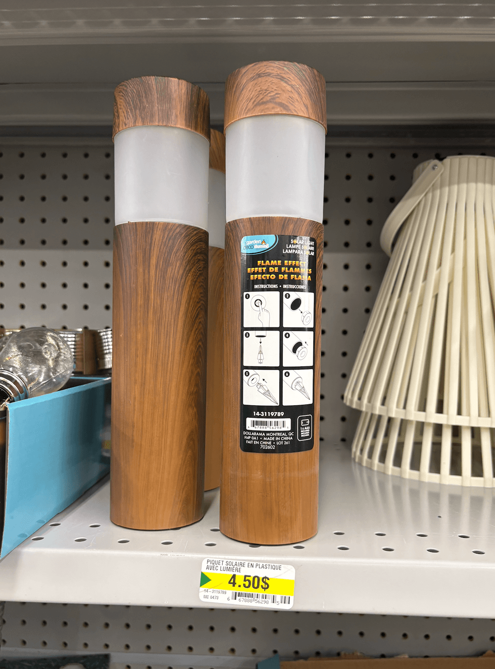 Piquet solaire en plastique avec lumi\u00e8re sur les tablettes du Dollarama.