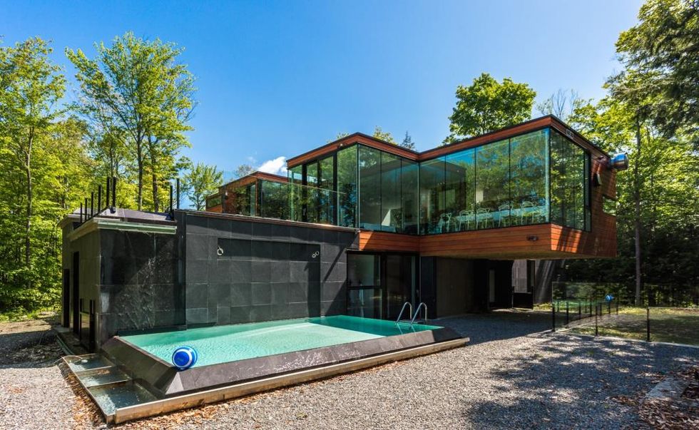 Piscine avec am\u00e9nagement de type plage