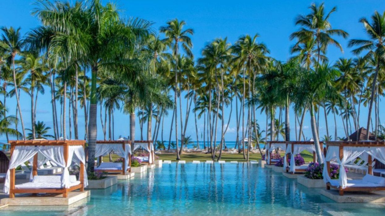 Piscine avec palmiers et chaises longues avec voiles de l’hôtel Viva V Samana by Wyndham à Samana en République dominicaine.