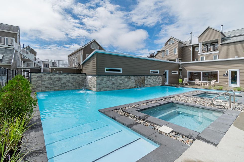 Piscine creus\u00e9e pr\u00e8s des condos.