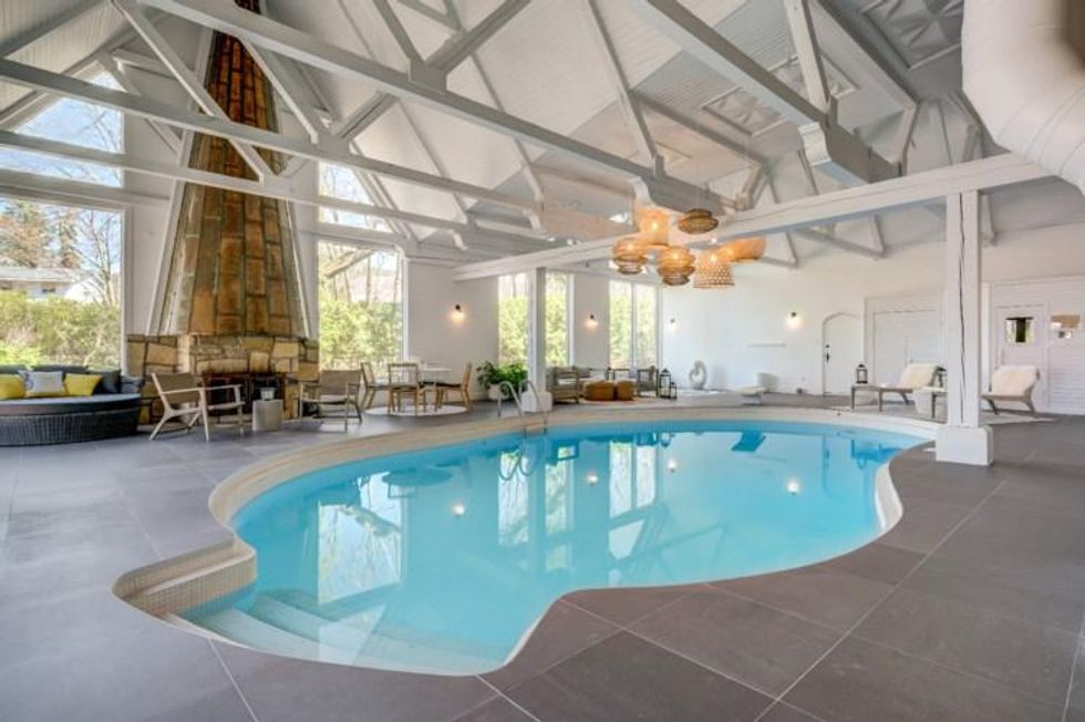 Piscine du 800, rue du Ch\u00e2teau, Mont-Saint-Hilaire, QC.