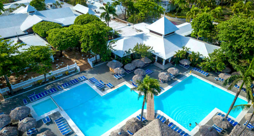 Piscine du Playabachata Spa Resort en R\u00e9publique dominicaine.