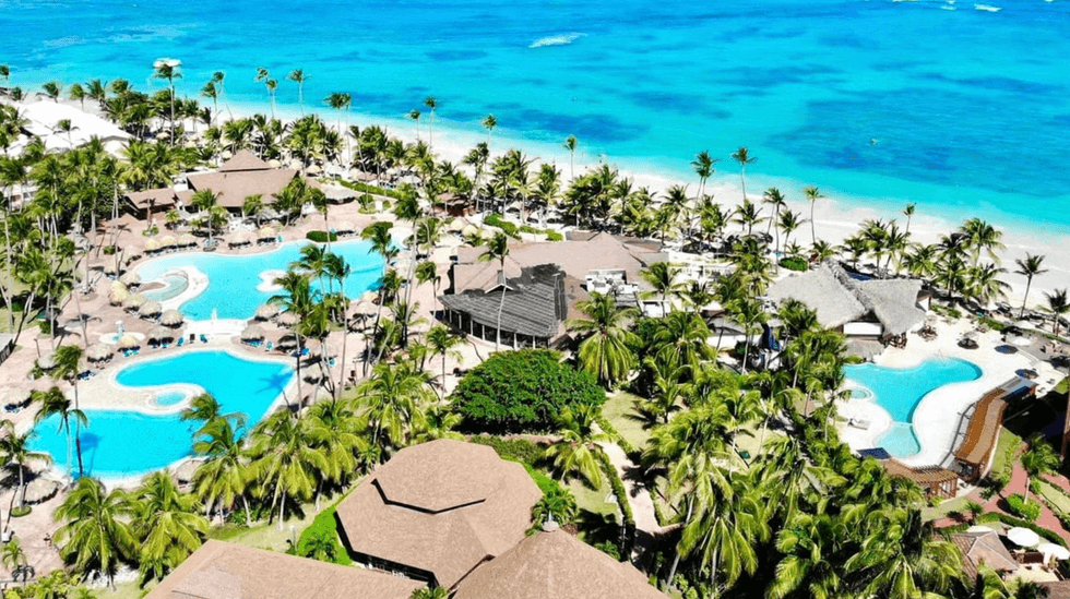 Piscine du Vik Hotel Arena Blanca entour\u00e9e de palmiers \u00e0 Punta Cana