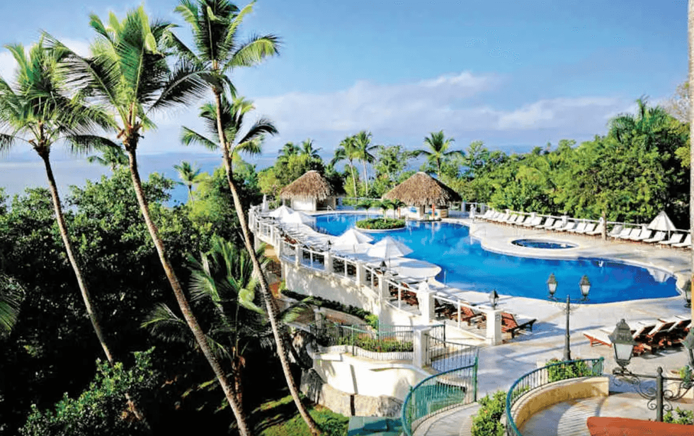 Piscine entour\u00e9e de palmiers avec vue sur la baie de Saman\u00e1 \u00e0 l'Eurostars Grand Cayacoa.
