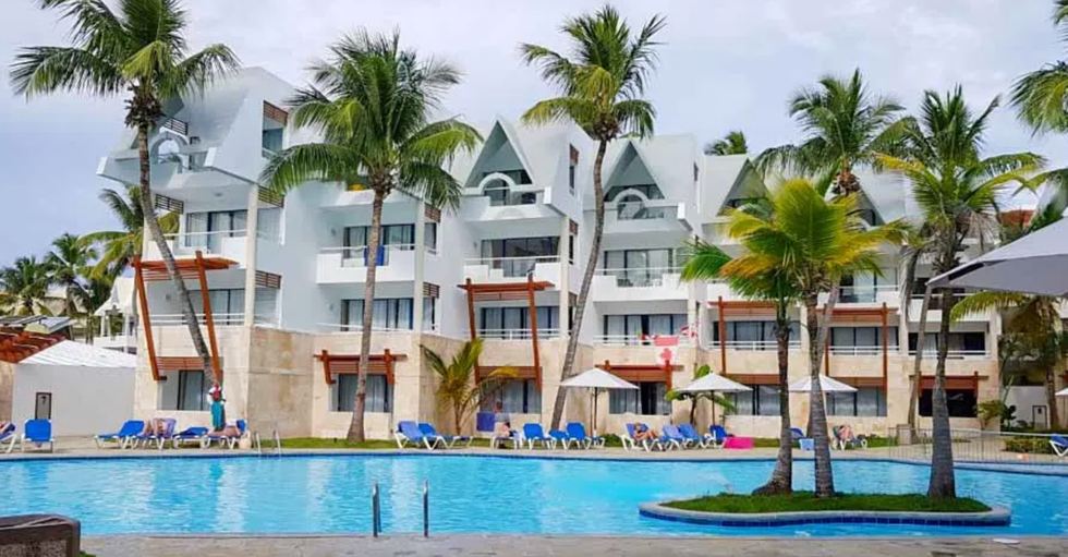 Piscine et fa\u00e7ade de l'h\u00f4tel Casa Marina Beach.