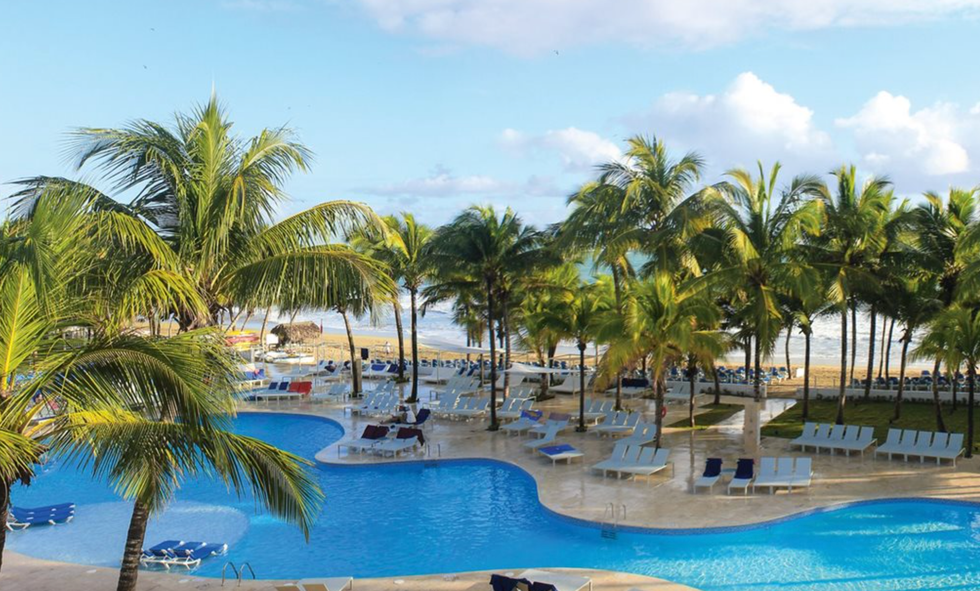 Piscine et palmiers au Viva Tangerine by Wyndham \u00e0 Cabarete.