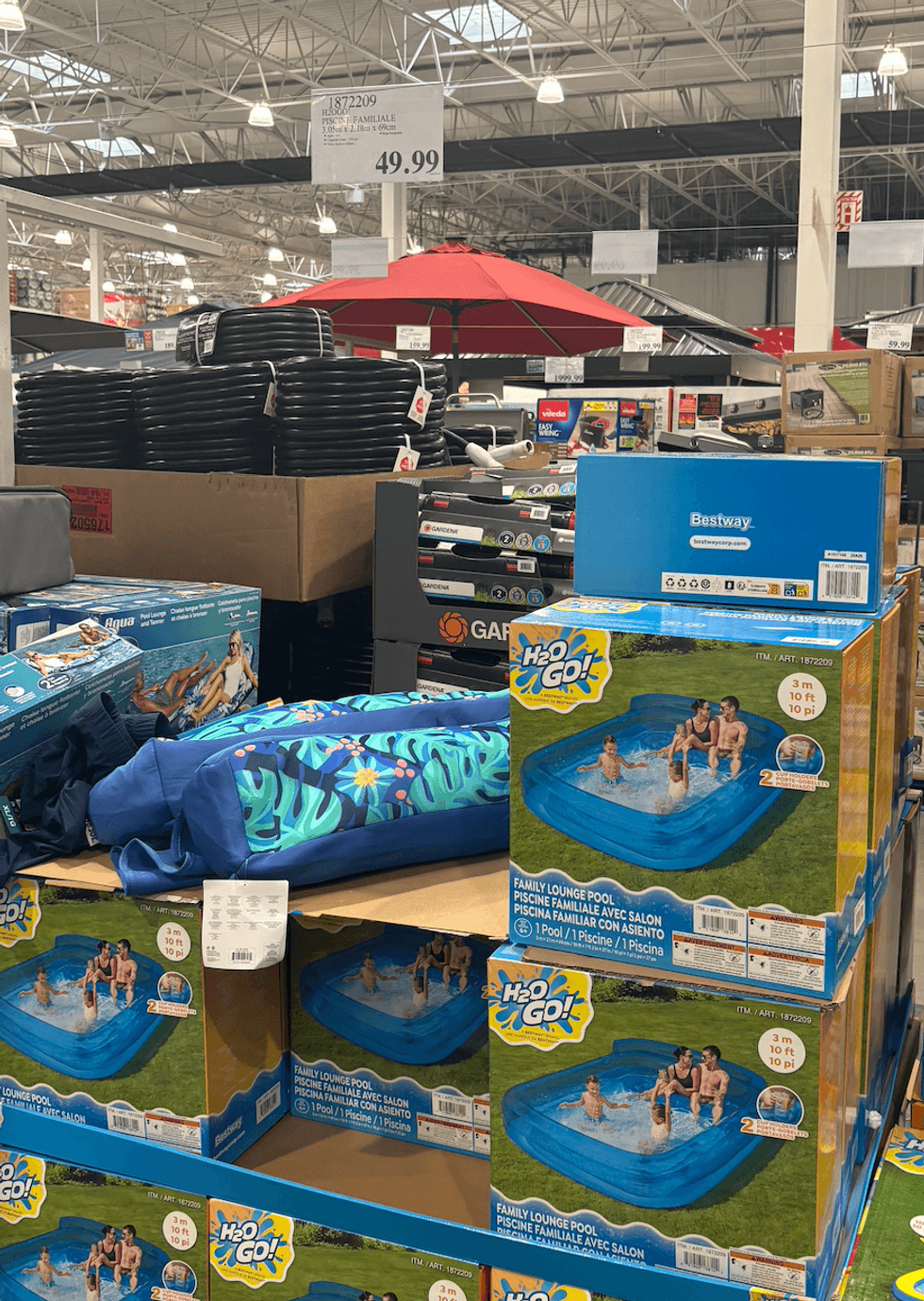 Piscine familiale gonflable avec si\u00e8ges int\u00e9gr\u00e9s Bestway H2OGO! \u00e0 vendre au Costco.