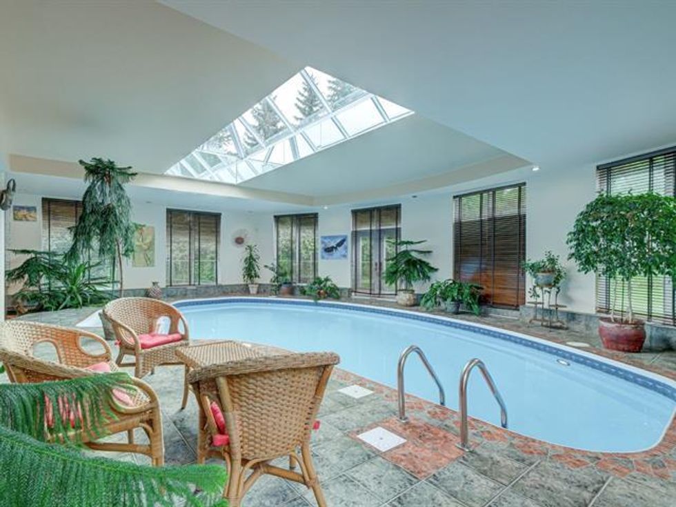 Piscine int\u00e9rieure.