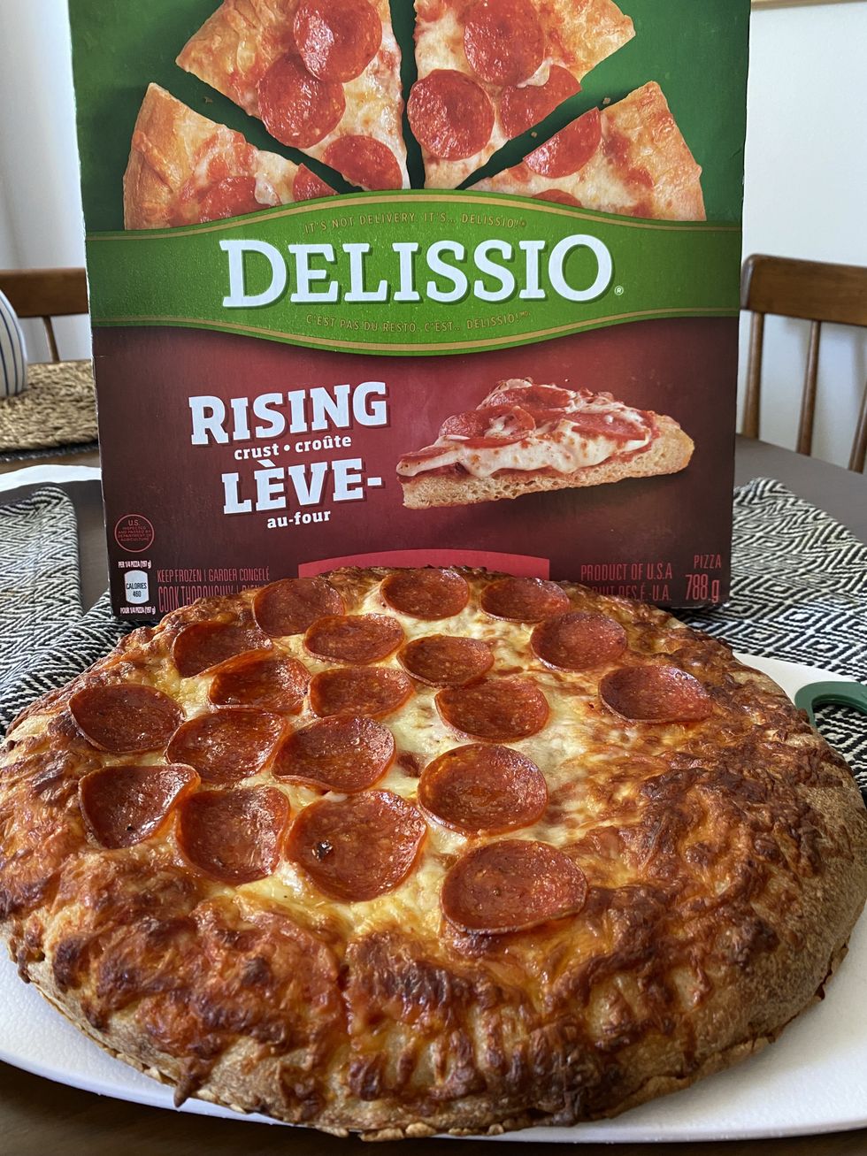 Pizza congel\u00e9e Delissio aux pepperonis.