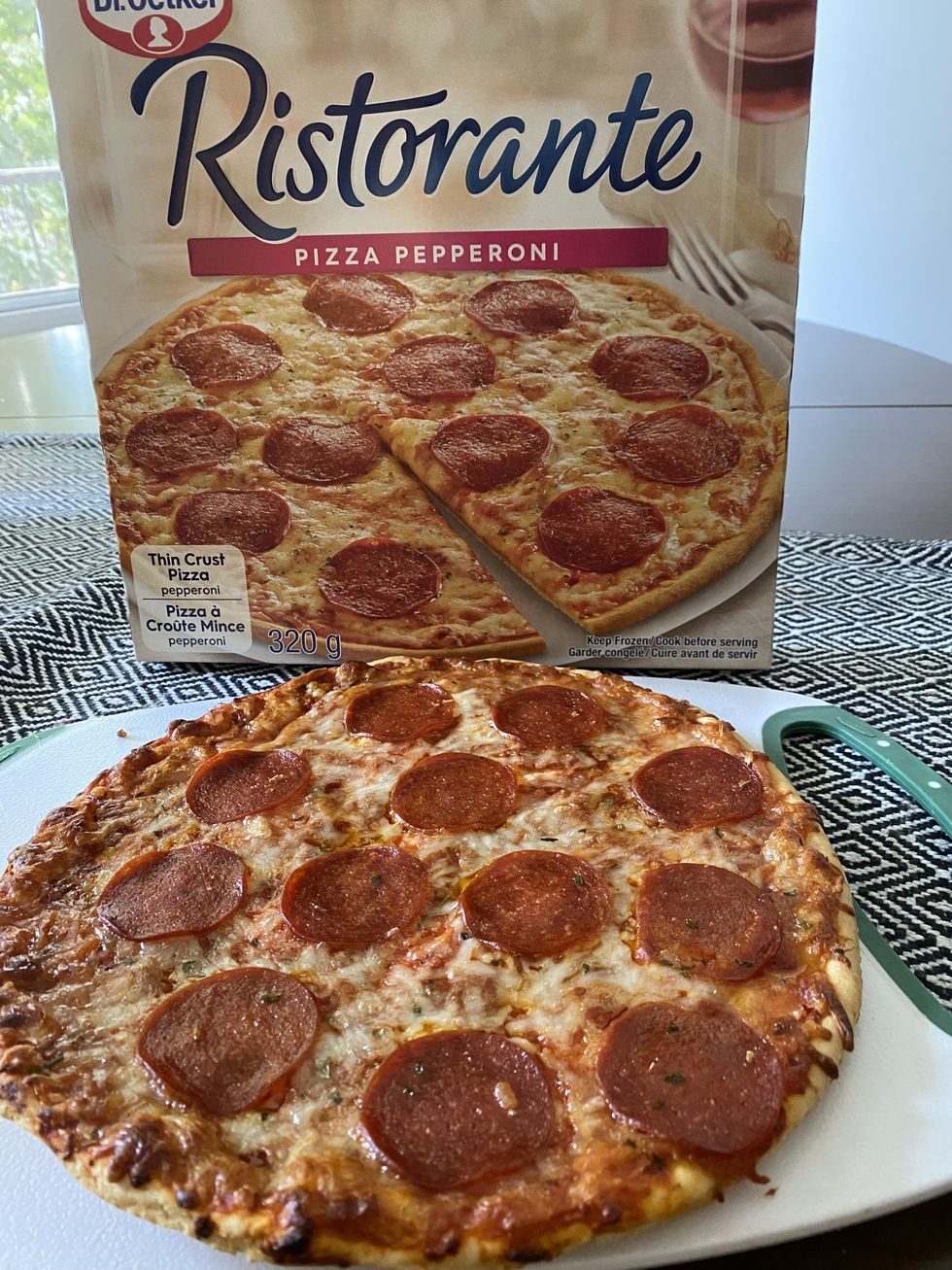 Pizza congel\u00e9e Dr Oetker aux pepperonis.