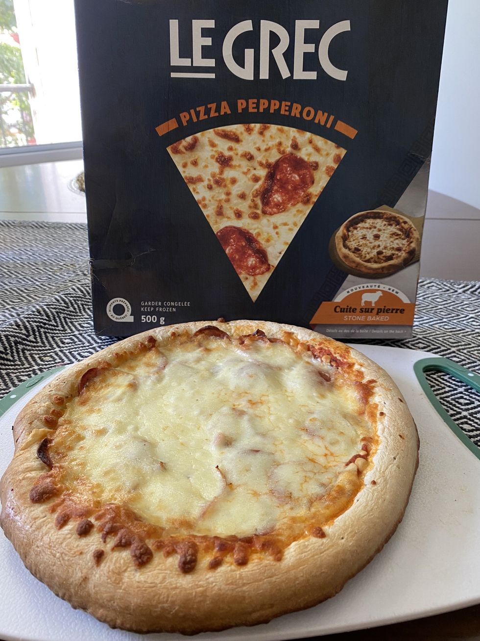 Pizza congel\u00e9e Le Grec aux pepperonis.