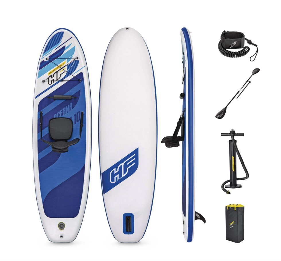 Planche \u00e0 pagaie avec des accessoires.