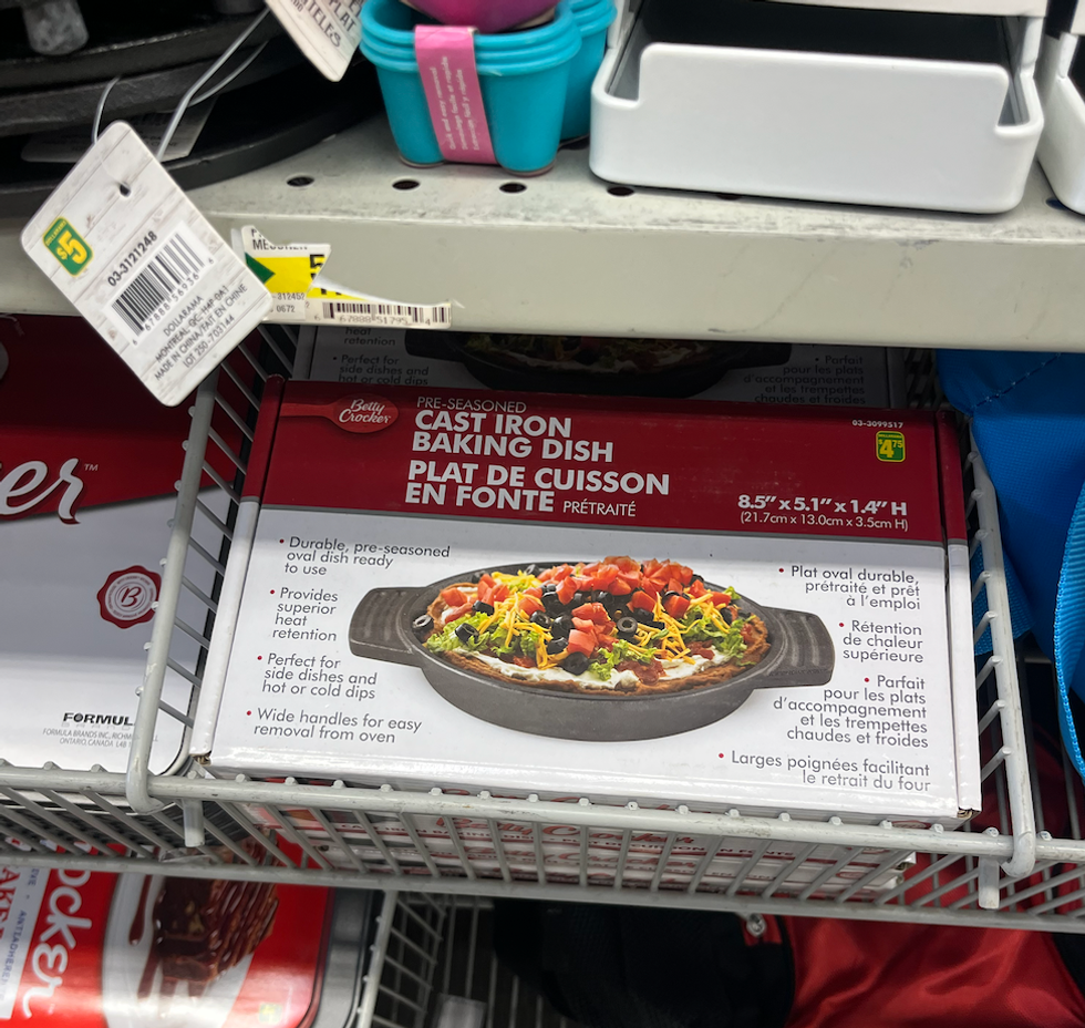Plat de cuisson en fonte sur les \u00e9tag\u00e8res du Dollarama.