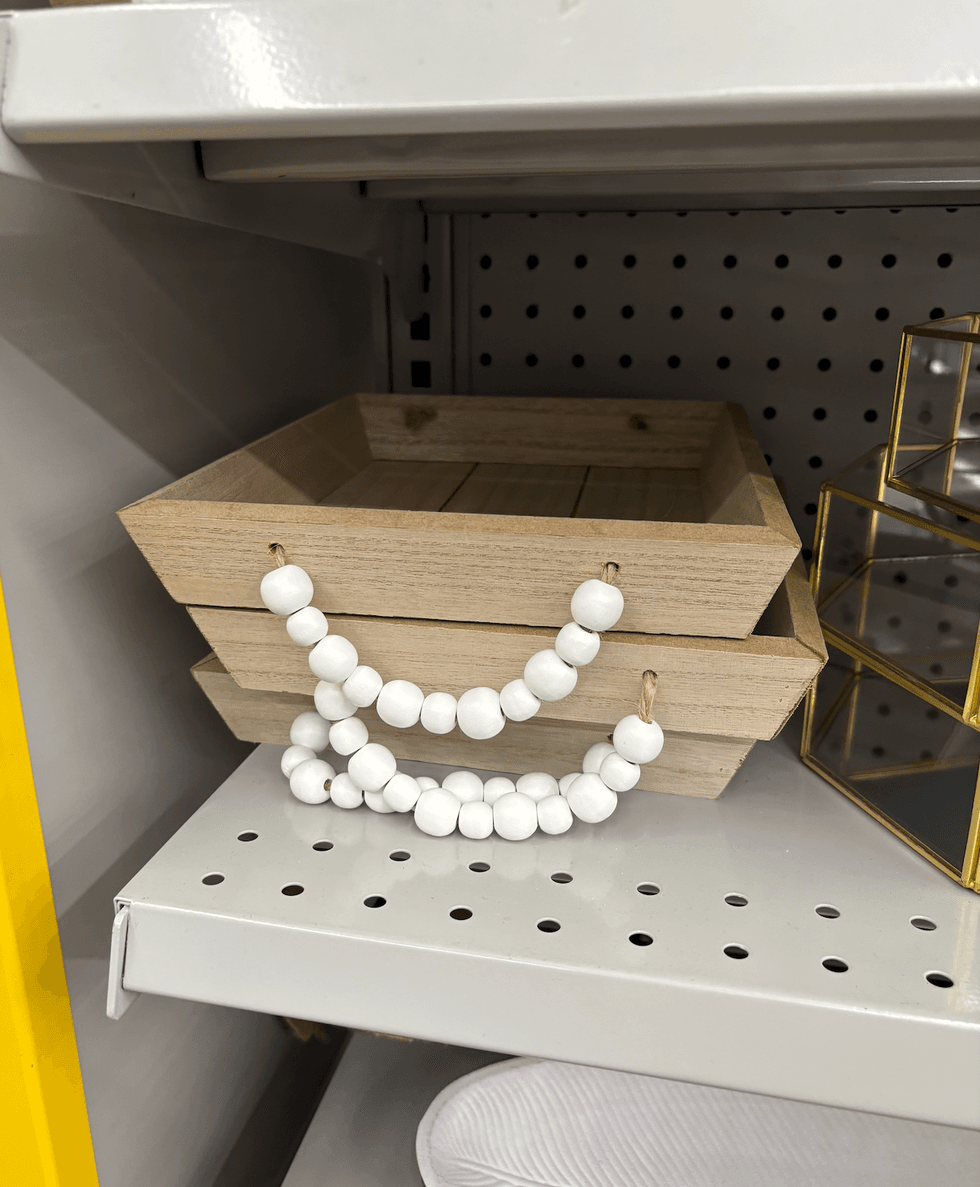 Plateau d\u00e9coratif en bois sur les tablettes du Dollarama.