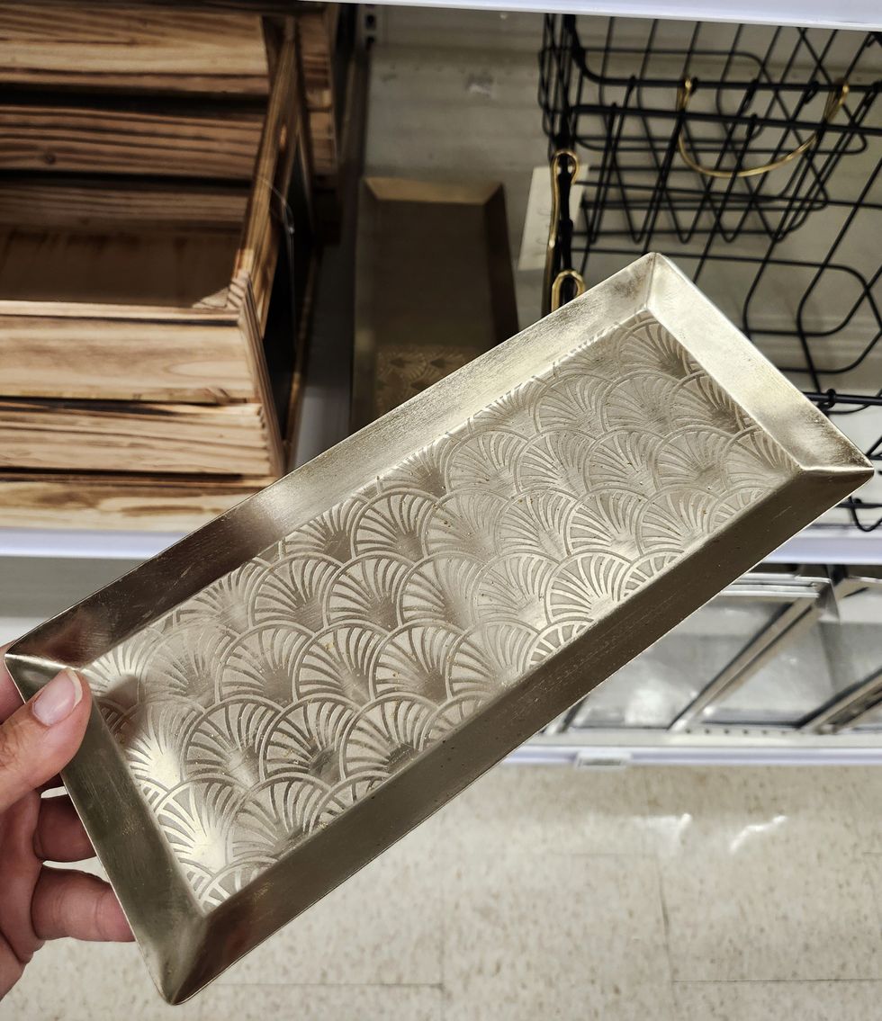 Plateau d\u00e9coratif en m\u00e9tal.