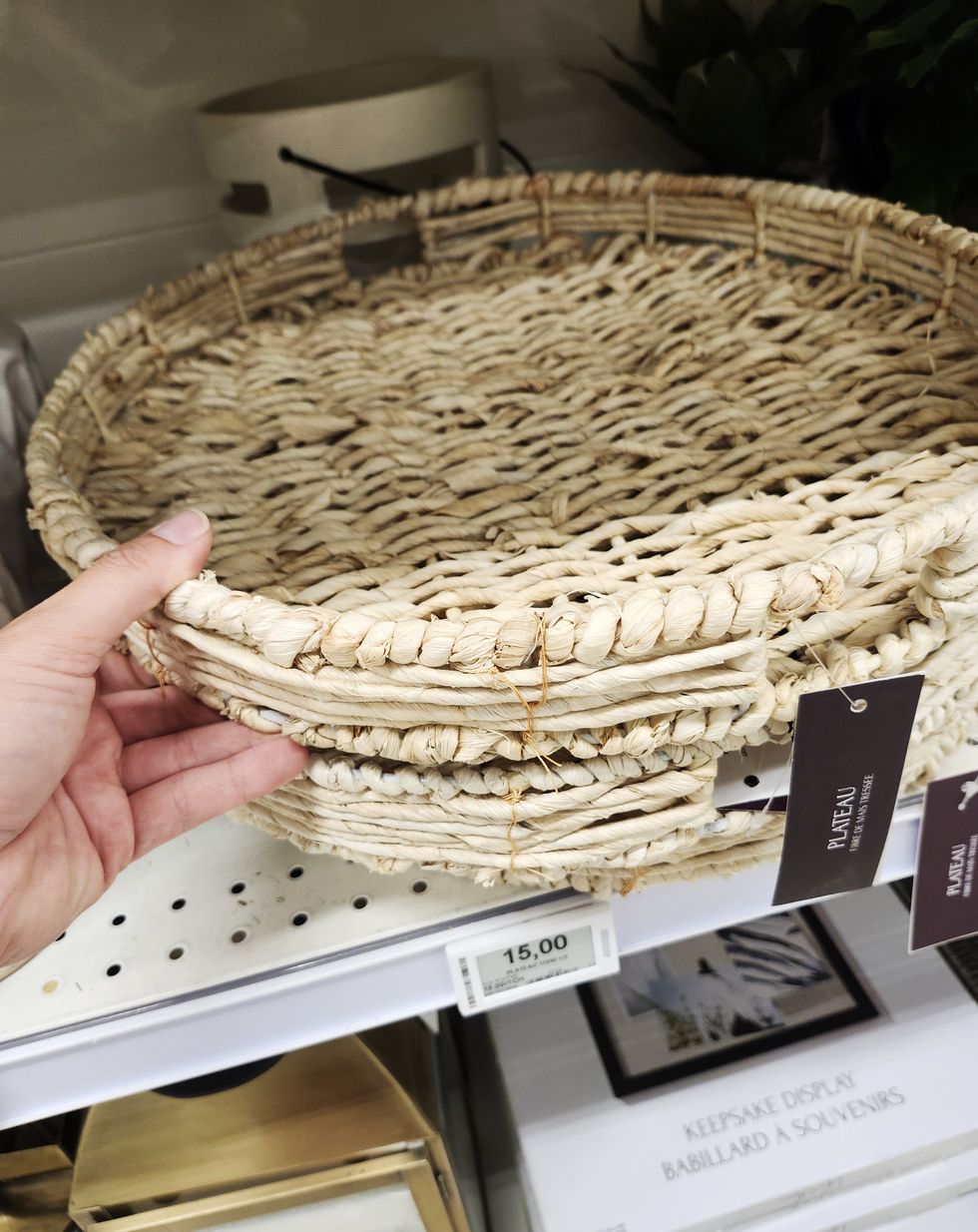 Plateau d\u00e9coratif en rotin.