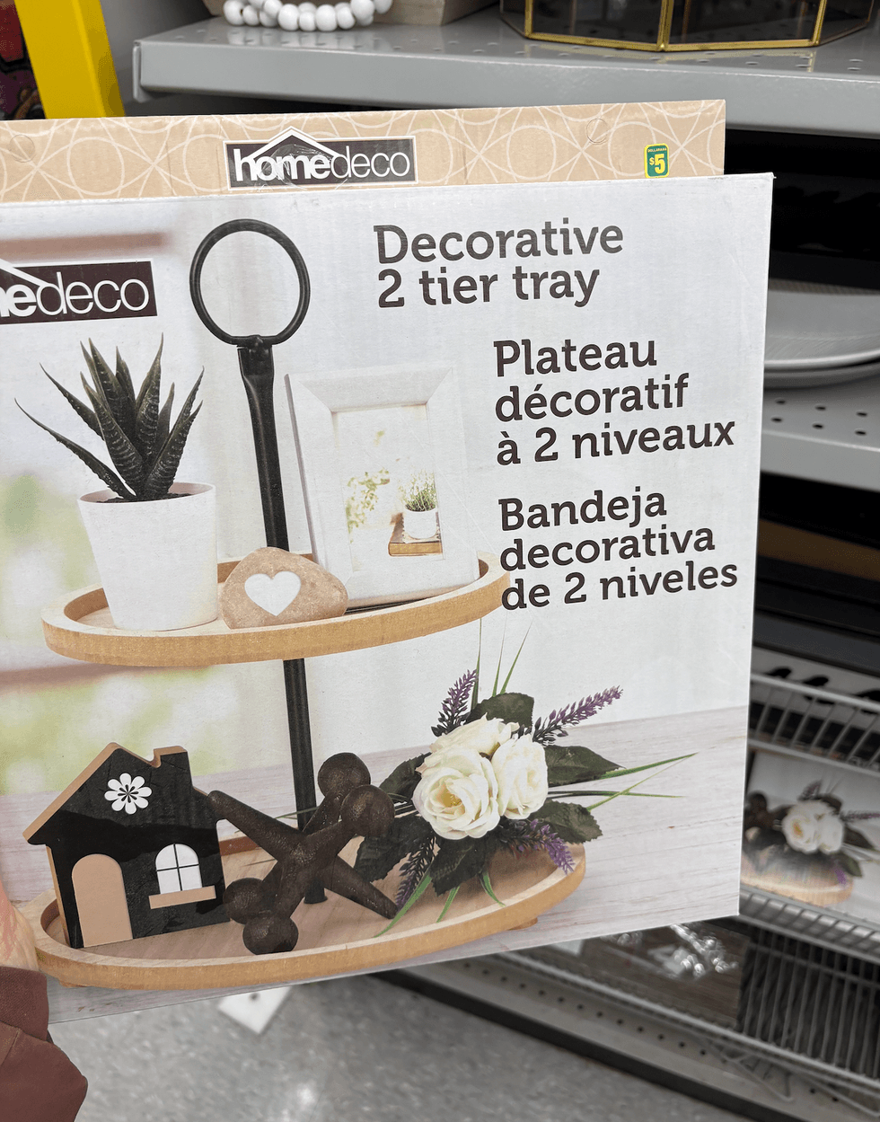Plateau d\u00e9coratif \u00e0 2 niveaux en bois sur les \u00e9tag\u00e8res au Dollarama.