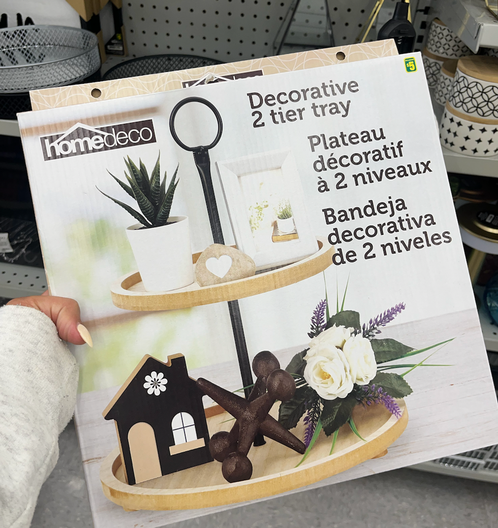 Plateau d\u00e9coratif \u00e0 deux niveaux dans son emballage au Dollarama.