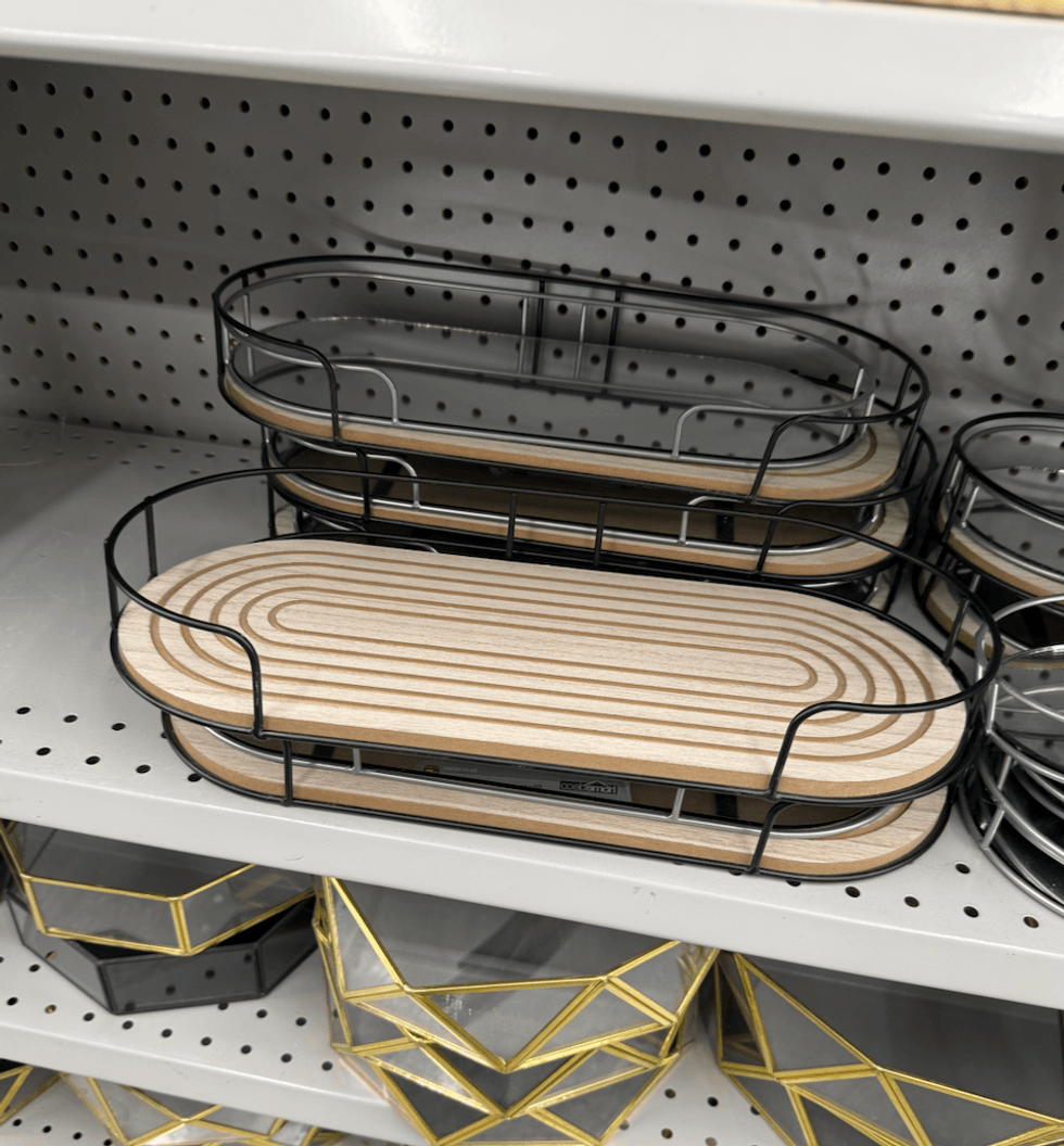 Plateau ovale avec base imitation bois et structure noire vendu au Dollarama.