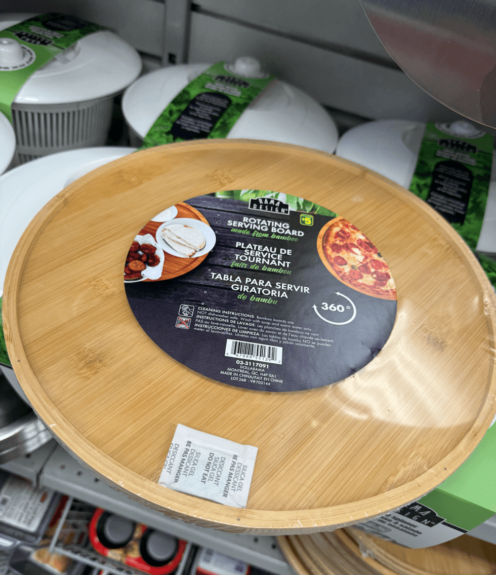 Plateau rond en bambou avec \u00e9tiquette vendu au Dollarama.